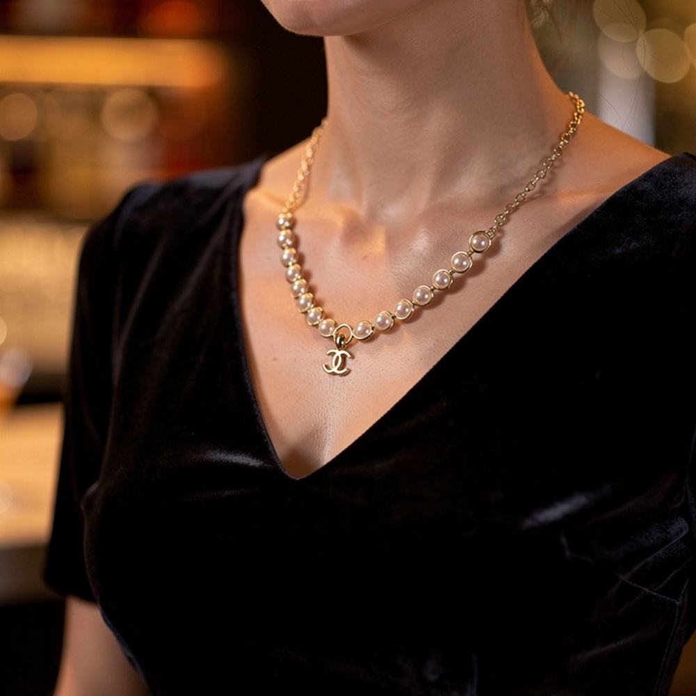Chanel 2024 Bead Strand CC Gold and Cream Pearl Necklace - Picture 2 of 10